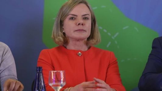 A presidente do PT, Gleisi Hoffmann, usou as redes sociais nesta sexta-feira (27) para criticar a reação do mercado ao discurso feito por Lula sobre meta fiscal