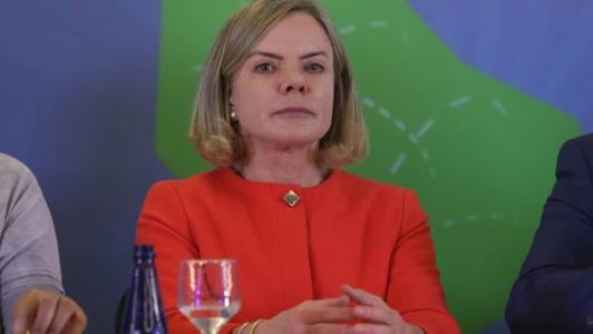 A presidente do PT, Gleisi Hoffmann, usou as redes sociais nesta sexta-feira (27) para criticar a reação do mercado ao discurso feito por Lula sobre meta fiscal