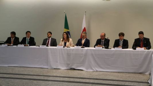 A presidente do TRF-6, Mônica Sifuentes, o governador Romeu Zema (Novo) e outras autoridades que participaram da reunião nesta segunda-feira (15)