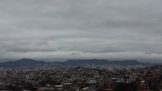 A previsão do tempo para Belo Horizonte neste domingo (1°) será de céu parcialmente nublado a nublado com pancadas de chuva e possibilidade de tempestade com raios e ventos fortes, a partir da tarde, segundo previsão da Defesa Civil. Os termômetros devem oscilar entre a mínima de 17°C e a máxima de 30°C com umidade relativa do ar mínima em torno de 35%, à tarde. Em Minas Gerais, o dia será de aumento da nebulosidade com pancadas de chuva típicas da primavera, devido ao aumento da instabilidade e da combinação do calor e alta umidade, conforme previsão do Instituto Nacional de Meteorologia (Inmet).  Pode chover forte com raios e rajadas de vento, especialmente, nas regiões Central, Oeste e Sul do estado, inclusive em Belo Horizonte e na Região Metropolitana.