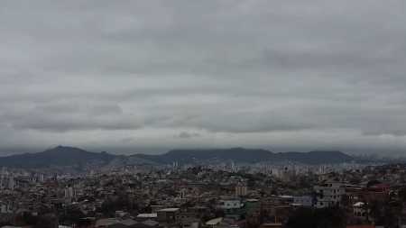 A previsão do tempo para Belo Horizonte neste domingo (1°) será de céu parcialmente nublado a nublado com pancadas de chuva e possibilidade de tempestade com raios e ventos fortes, a partir da tarde, segundo previsão da Defesa Civil. Os termômetros devem oscilar entre a mínima de 17°C e a máxima de 30°C com umidade relativa do ar mínima em torno de 35%, à tarde. Em Minas Gerais, o dia será de aumento da nebulosidade com pancadas de chuva típicas da primavera, devido ao aumento da instabilidade e da combinação do calor e alta umidade, conforme previsão do Instituto Nacional de Meteorologia (Inmet). Pode chover forte com raios e rajadas de vento, especialmente, nas regiões Central, Oeste e Sul do estado, inclusive em Belo Horizonte e na Região Metropolitana.