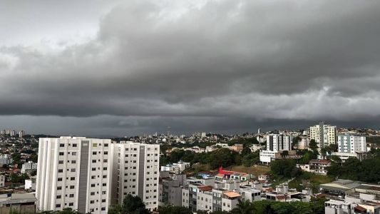 A previsão é de chuva  com raios e rajadas de vento