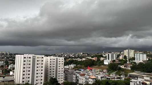 A previsão é de chuva com raios e rajadas de vento