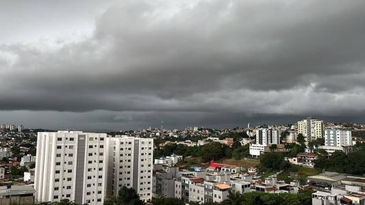 A previsão é de chuva com raios e rajadas de vento