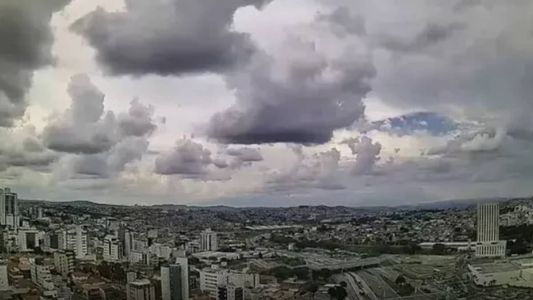 A previsão meteorológica indica que o domingo (12) será de céu nublado a parcialmente nublado com pancadas de chuva e trovoadas isoladas
