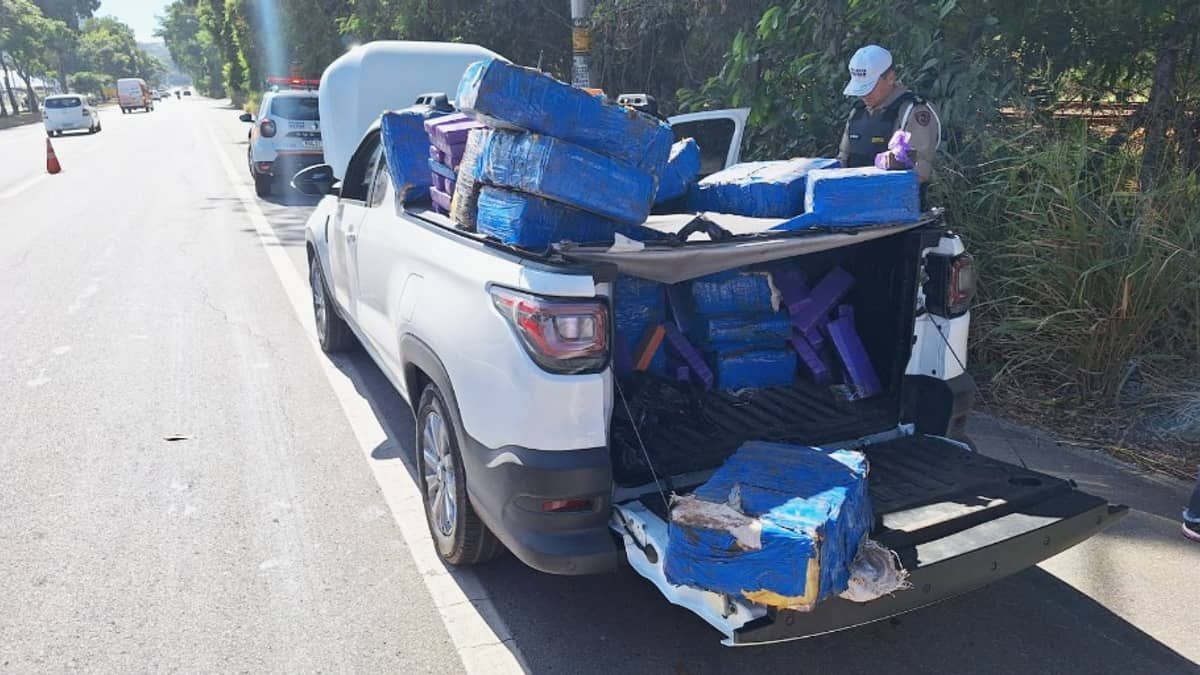 Homem é preso carregando meia tonelada de maconha escondida no carro em Minas