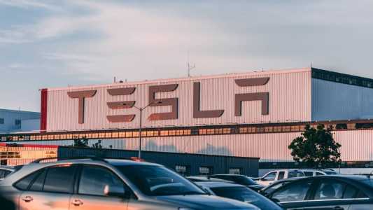 A produção da Tesla atingiu 479.700