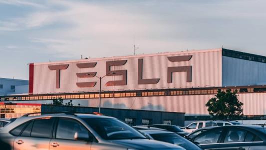 A produção da Tesla atingiu 479.700