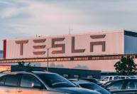 Tesla e montadoras chinesas fazem recall de mais de 4 milhões de veículos por falha