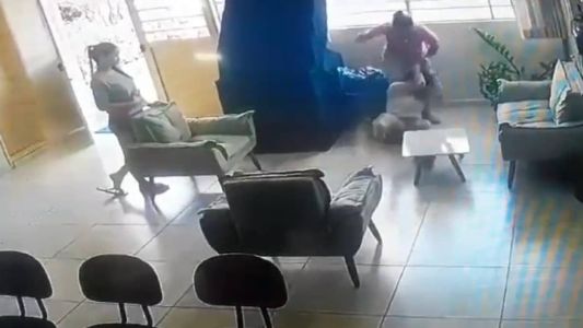 A professora sofreu agressões no rosto e na cabeça.