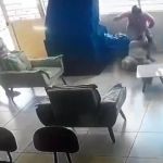 Vídeo: Professora é agredida e arrastada pelos cabelos por mãe de ex-aluna