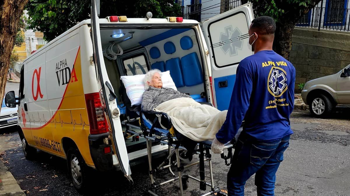 Família de idosa de 105 anos precisa contratar ambulância para fazer prova de vida no Banco do Brasil em BH