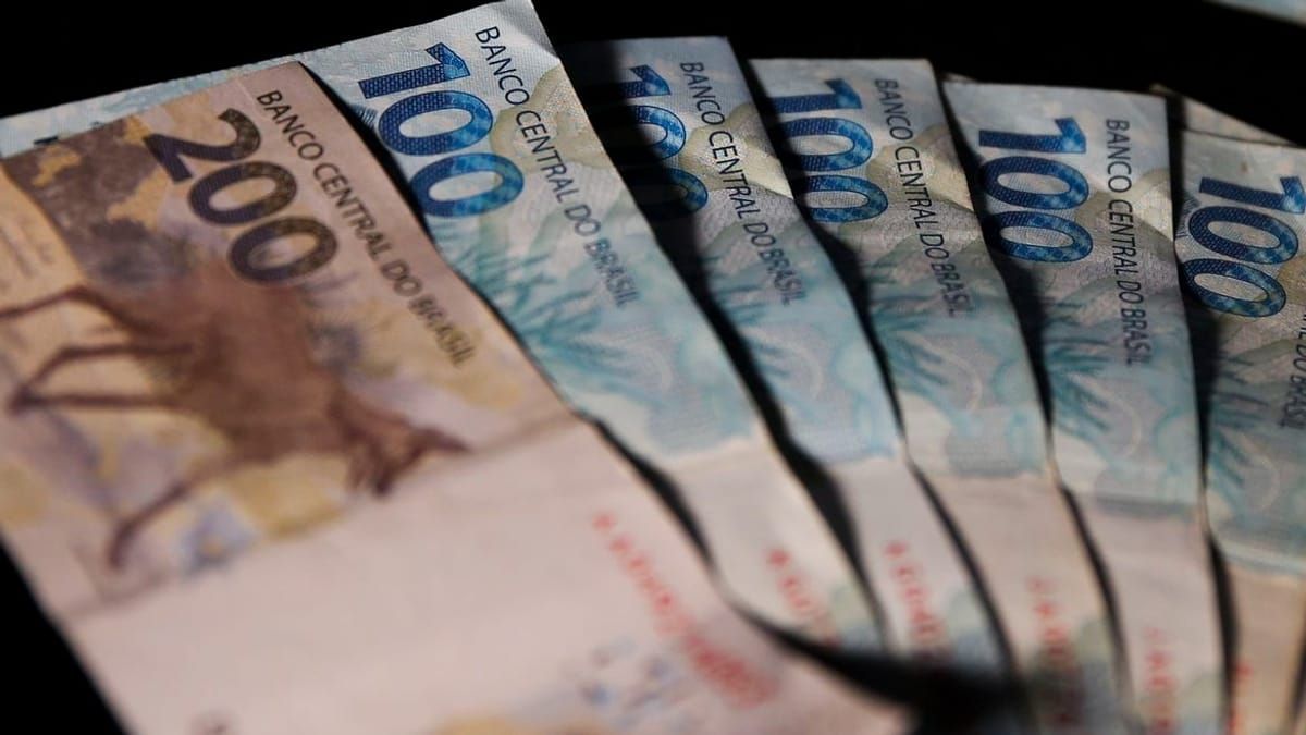 Dólar e juros sobem, Ibovespa cai e Índice do medo sobe