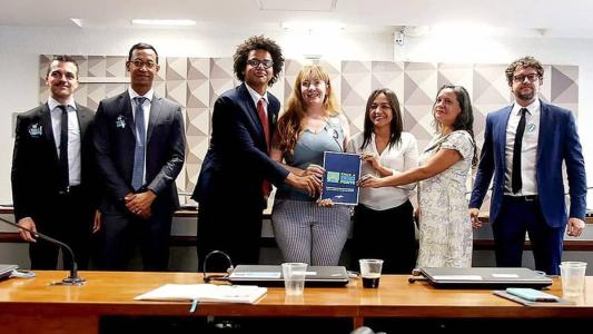 A relatora da CPMI, senadora Eliziane Gama (PSD-MA) recebeu nesta segunda-feira (16) um relatório do grupo Pacto pela Democracia