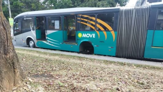 A roda dupla de um ônibus da linha do Move Metropolitano se soltou