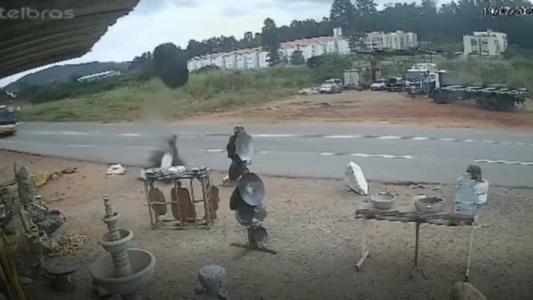 A roda voou por cima da loja e não atingiu ninguém