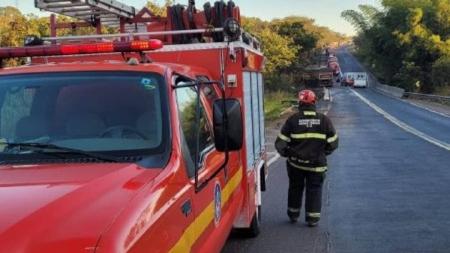 A rodovia segue com congestionamento lento e em sistema siga e pare