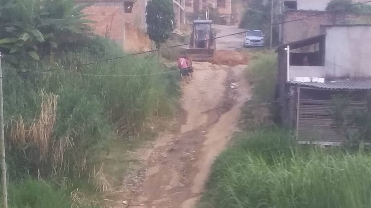 Moradores tiram dinheiro do próprio bolso para asfaltar rua em bairro de Belo Horizonte