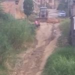 Moradores tiram dinheiro do próprio bolso para asfaltar rua em bairro de Belo Horizonte