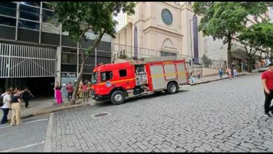 A rua ficou cheia de pedestres que pararam para observar o incêndio no prédio do antigo hotel