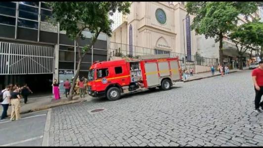 A rua ficou cheia de pedestres que pararam para observar o incêndio no prédio do antigo hotel
