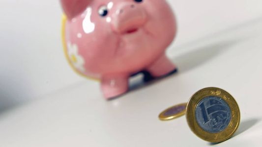 A Selic está pagando 13,75% ao ano, e alguns investimentos, como a poupança, são isentos de impostos