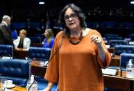 'Enquanto muitos estão focados nos pix, views e likes, estamos aqui trabalhando', diz Damares