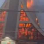 Vídeo: igreja é atingida por raio e pega fogo na Grande São Paulo