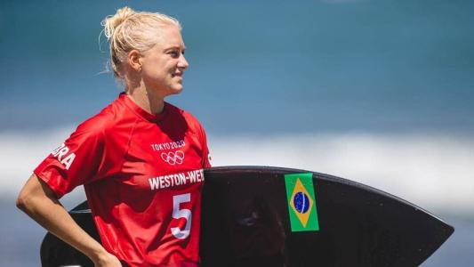 A surfista Tatiana Weston-Webb é uma das esperanças de medalha para o Brasil