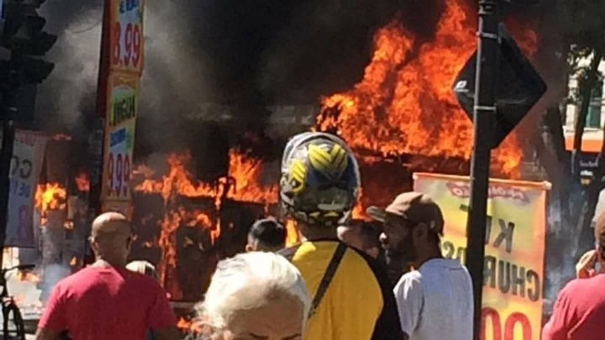 Ônibus pega fogo em Contagem; polícia desconfia de incêndio criminoso
