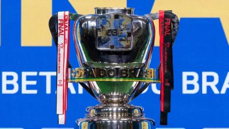 A taça da Copa do Brasil: São Paulo e Flamengo estão na decisão do torneio
