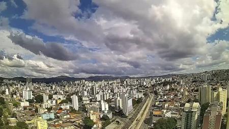 A temperatura mínima da capital apresenta queda, de 14°C, com máxima de 26°C