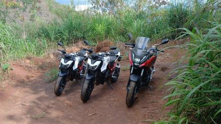 A três motocicletas foram encontradas escondidas em um lote vago coberto por vegetação em BH