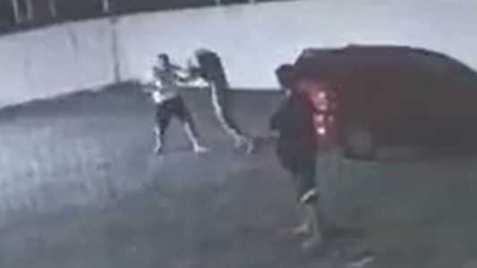 A travesti consegue pegar a arma do policial militar e sai andando do motel
