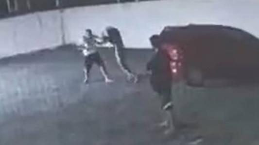 A travesti consegue pegar a arma do policial militar e sai andando do motel