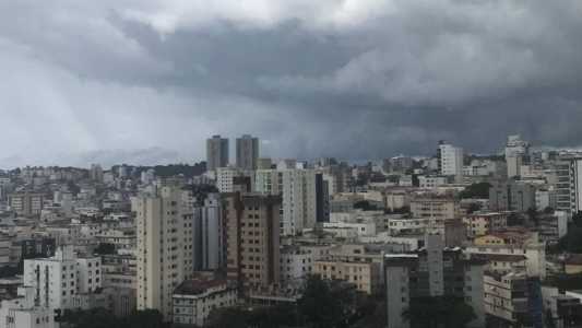 A umidade relativa do ar fica em torno de 80% no período da tarde, na capital mineira