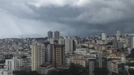 A umidade relativa do ar fica em torno de 80% no período da tarde, na capital mineira