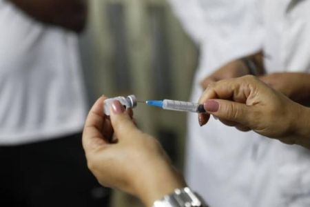Pacientes recebem água destilada em vez de vacina contra a gripe em MG