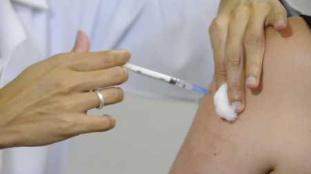 A vacinação contra a gripe tem como objetivo reduzir as complicações, internações e mortalidade decorrentes das infecções pelo vírus da influenza