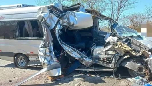 A van transportava 19 pessoas e colidiu com um caminhão