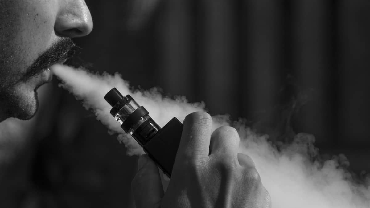 Cigarro eletrônico: entenda a diferença para o comum e os riscos para a saúde