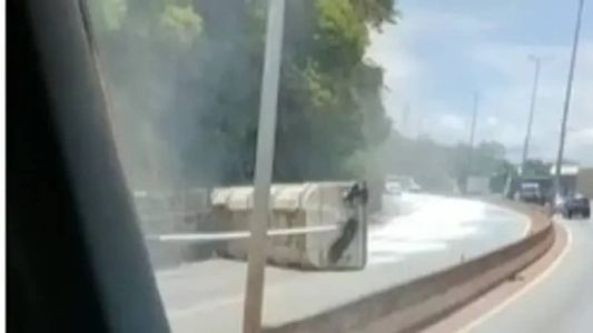 A via está bloqueada desde o início da tarde desta segunda-feira (6)