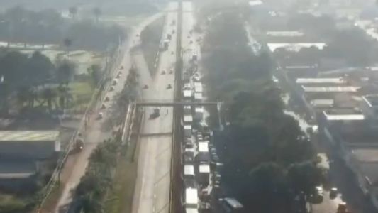 A via foi fechada pelos manifestantes na manhã desta quarta (20)