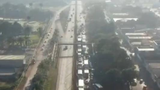 A via foi fechada pelos manifestantes na manhã desta quarta (20)