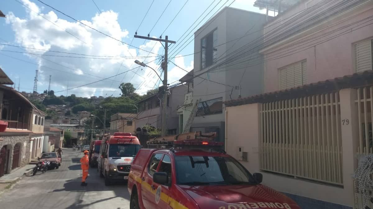 Homem é vítima de choque elétrico e corpo pega fogo enquanto pintava casa no interior de Minas