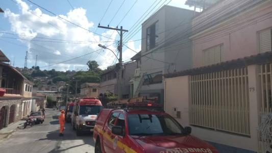 A vítima de 45 anos encostou na rede elétrica; acidente foi registrado em São João del-Rei
