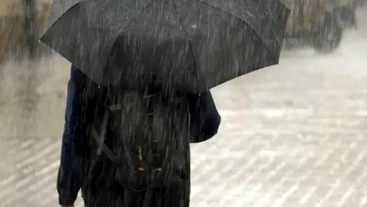 A vítima entrou em uma rua que estava alagada e o carro foi submerso