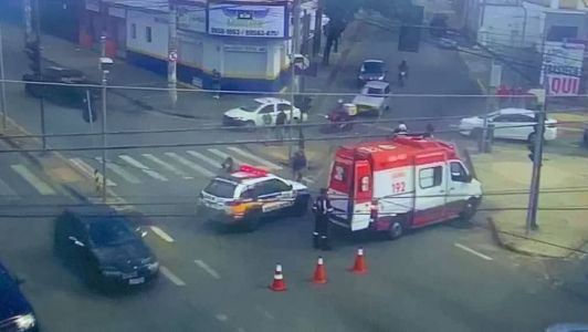 A vítima está recebendo os primeiros atendimentos e será encaminhada para atendimento hospitalar.