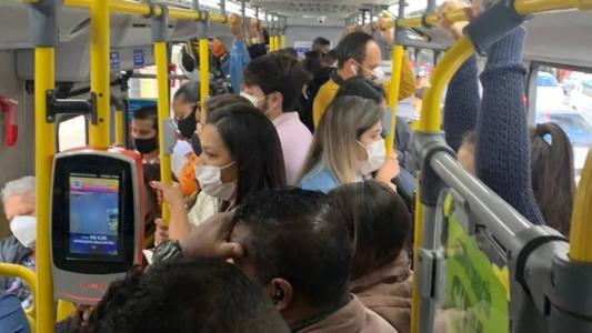 A vítima ficou com o braço preso na porta
