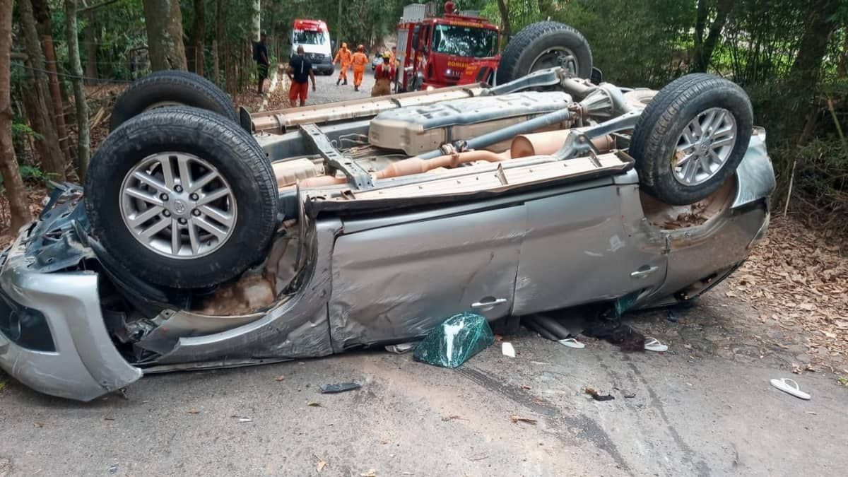 Carro capota e deixa uma pessoa morta presa às ferragens no interior de Minas